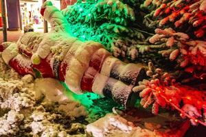 de kerstman claus geschopt in de struik Bij Kerstmis markt Bremerhaven. foto