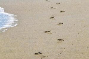 voetafdruk voetafdrukken Aan de strand zand door de water Mexico. foto