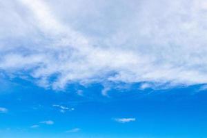 blauw lucht met chemisch chemtrails cumulus wolken scalair golven lucht. foto