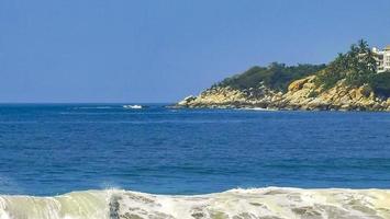 extreem reusachtig groot surfer golven Bij strand puerto escondido Mexico. foto