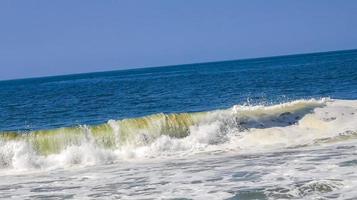 extreem reusachtig groot surfer golven Bij strand puerto escondido Mexico. foto