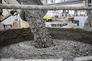 dumping beton van de beton menger vrachtwagen. beton voor de industrie van bouw. foto