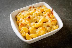 amerikaanse mac en kaas, macaroni pasta in kaassaus foto