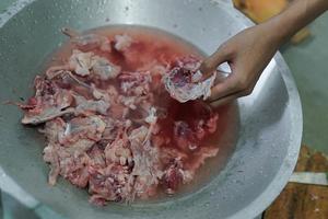 vers kip vlees klaar naar koken in de ketel foto