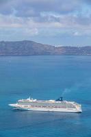 05.10.19 Santorini eiland, Griekenland mooi landschap met reis schepen en zee visie, vulkaan achtergrond. luxe zomer reizen en toerist achtergrond. reusachtig reis schip foto