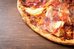 pizza met prosciutto of parmaham pizza foto