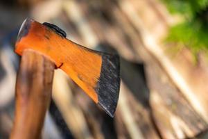 bijl in hout, hakken brandhout, detailopname foto