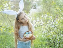 schattig weinig kind vervelend konijn oren Aan Pasen dag foto