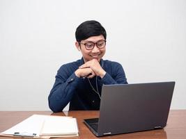 jong Mens vervelend oortelefoon werken met laptop Aan tijdwaarnemer werken Bij werkplaats foto