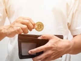 detailopname mannetje hand- plukken omhoog bitcoin van portemonnee digitaal geld concept foto