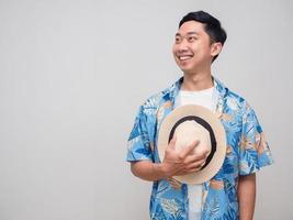 positief Mens strand overhemd houden hoed gelukkig glimlach op zoek geïsoleerd foto