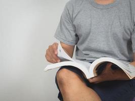 detailopname Mens zitten lezing tekst boek wit achtergrond foto