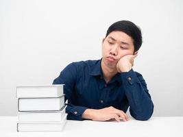 Mens gevoel verveeld op zoek Bij boeken Aan de tafel foto