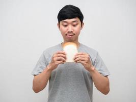 jong Mens hongerig gebaar stok uit tong voor eten belegd broodje in hand- foto