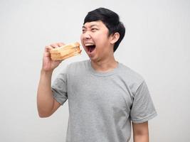 Aziatisch Mens heel hongerig eten belegd broodje portret foto