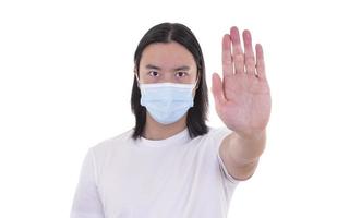 Aziatisch Mens met ademen masker. hou op covid concept. jong Mens draagt een beschermend medisch masker naar voorkomen covid-19 infectie en tonen de hou op gebaar foto