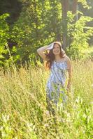 vrouw wandelen in een veld- in zomer zonnig dag. foto