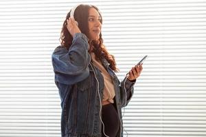 mooi jong vredig zwanger vrouw luistert naar aangenaam klassiek muziek- gebruik makend van smartphone en koptelefoon. concept van positief houding voordat bevalling foto