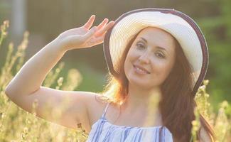 vrouw wandelen in een veld- in zomer zonnig dag. foto