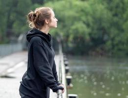 portret van jong meisje lachend. mooi vrouw staand een persoon buitenshuis. een vrolijk, lang donkerbruin, bruin ogen vrouw heeft een positief emotie vrijheid van vrije tijd werkzaamheid in een natuurlijk park. foto