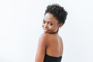 portret van glimlachen mooi jong Afrikaanse Amerikaans vrouw in zwart top geïsoleerd Aan de wit achtergrond foto