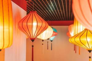 kleurrijk Chinese lantaarns lampen Aan plafond getextureerde achtergrond foto