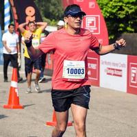 nieuw Delhi, Indië - oktober 16 2022 - vedanta Delhi voor de helft marathon ras na covid in welke marathon deelnemers over naar kruis de af hebben lijn, Delhi voor de helft marathon 2022 foto