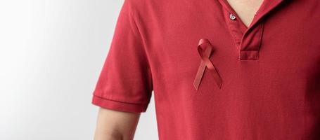 bordeauxrood lint voor maart multipel myeloom kanker en december wereld aids dag bewustzijnsmaand. gezondheidszorg en wereld kanker dag concept foto