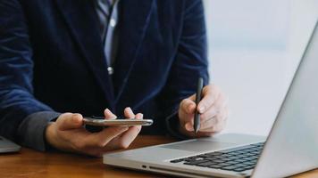 Aziatisch collega's Mens en vrouw bespreken en werken met laptop computer Aan kantoor bureau in de kantoor foto