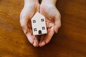 ondertekening huis verkoop en verzekering contracten met echt landgoed agenten, ondertekening contracten naar weten de voorwaarden van buying en verkoop huizen en echt landgoed, contract ondertekening ideeën. foto