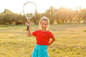 mooi hoor meisje met racket in handen spelen spel van tennis foto