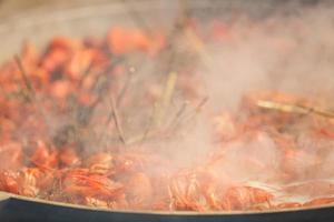 gekookt rivierkreeft met kruiden, groot pot foto