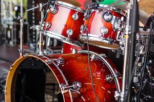 drums-set met stokjes Aan snaredrums foto