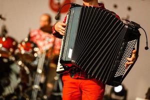 mannetje spelen Aan de accordeon tegen een grunge achtergrond foto