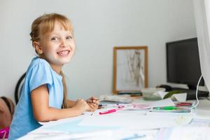 opleiding, creatie en school- concept - glimlachen weinig leerling meisje tekening en dagdromen Bij school- foto
