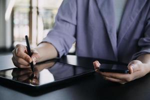 Aziatisch collega's Mens en vrouw bespreken en werken met laptop computer Aan kantoor bureau in de kantoor foto