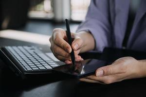 Aziatisch collega's Mens en vrouw bespreken en werken met laptop computer Aan kantoor bureau in de kantoor foto