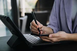 Aziatisch collega's Mens en vrouw bespreken en werken met laptop computer Aan kantoor bureau in de kantoor foto