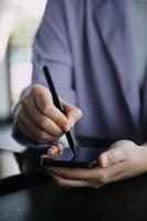 Aziatisch collega's Mens en vrouw bespreken en werken met laptop computer Aan kantoor bureau in de kantoor foto