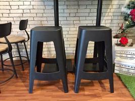 uniek stoelen en tafels in een koffie winkel foto