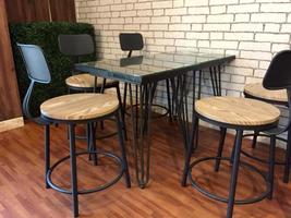 uniek stoelen en tafels in een koffie winkel foto