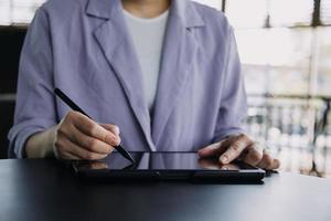 Aziatisch collega's Mens en vrouw bespreken en werken met laptop computer Aan kantoor bureau in de kantoor foto