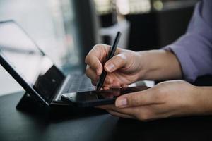 Aziatisch collega's Mens en vrouw bespreken en werken met laptop computer Aan kantoor bureau in de kantoor foto