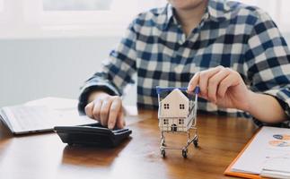 ondertekening huis verkoop en verzekering contracten met echt landgoed agenten, ondertekening contracten naar weten de voorwaarden van buying en verkoop huizen en echt landgoed, contract ondertekening ideeën. foto