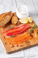 Zalm gravlax met verzuren room foto