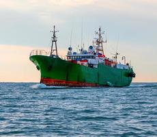 patrouille redden een oorlogsschip in de grote Oceaan oceaan in de buurt de kamchatka schiereiland foto