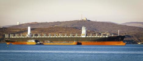 leeg containervrachtschip wacht foto