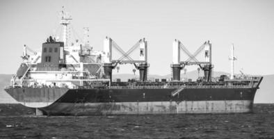 bulkvrachtschip naar havenkade vladivostok foto