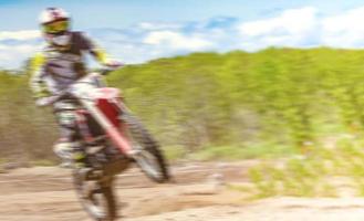 wazig motorcross ruiters praktijk trucs Aan hun aarde Fietsen Aan een zonnig dag in kamchatka foto