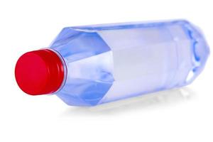 de water fles met rood deksel l geïsoleerd Aan wit achtergrond foto
